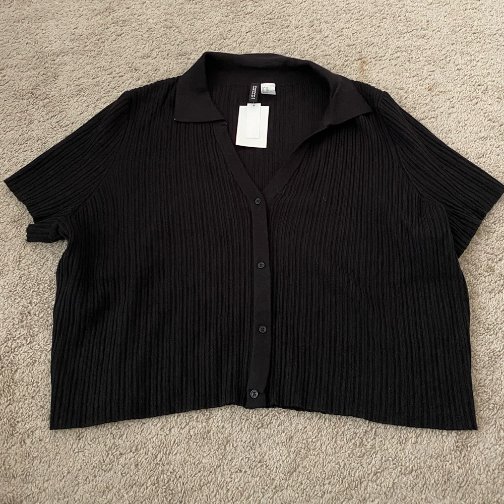 Black Ribbed Short Sleeve Buttoned T-Shirt